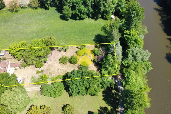 Périgourdinne au bord de la Vézère