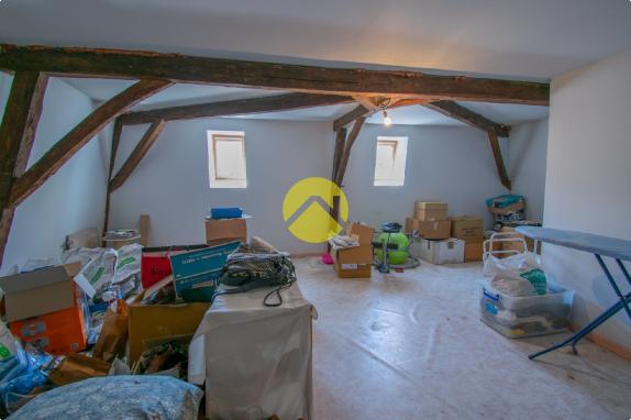 Immeuble avec commerce et app. 2 ch