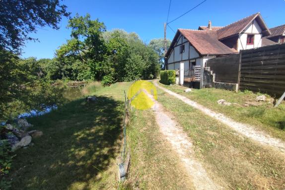 Longère dans son cadre bucolique