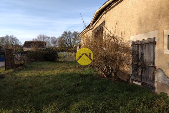 Corps de ferme proche village