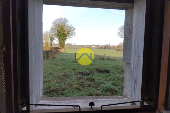 Corps de ferme proche village