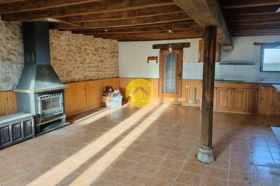 Corps de ferme proche village