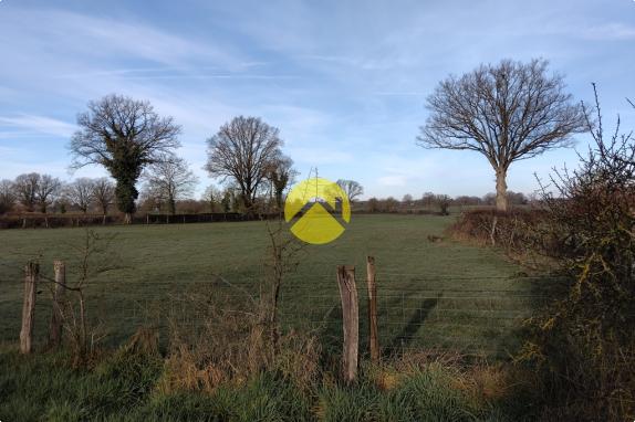 Corps de ferme proche village