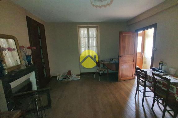 MAISON DE VILLAGE A RENOVER