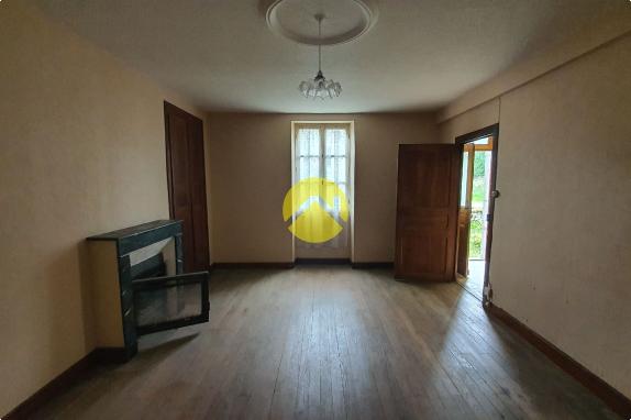 MAISON DE VILLAGE A RENOVER