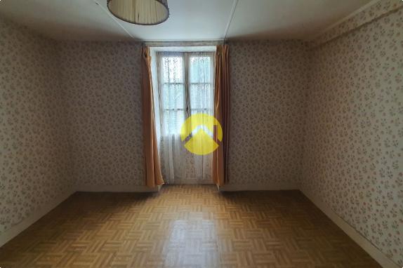 MAISON DE VILLAGE A RENOVER