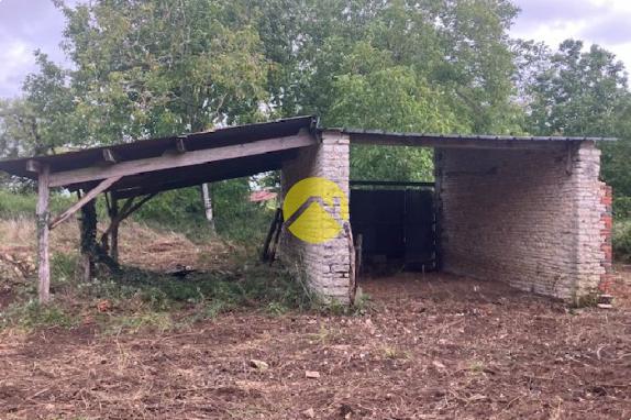 Fermette à rénover sur 3 000 m²