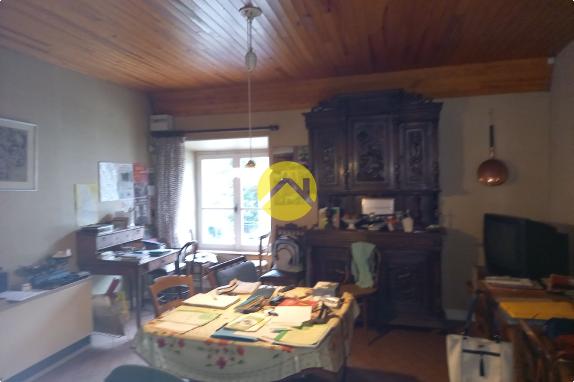 Ancien corps de ferme à Reprendre