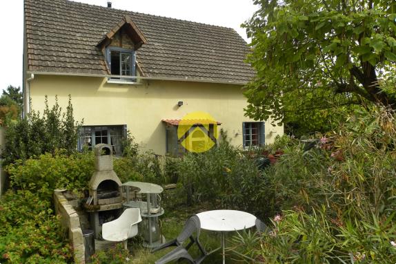 EN CENTRE DE VILLAGE