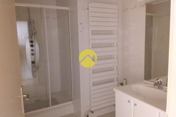 APPARTEMENT AVEC BALCON ET GARAGE