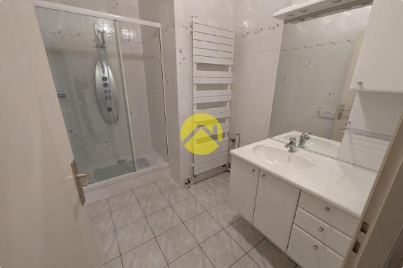 APPARTEMENT AVEC BALCON ET GARAGE