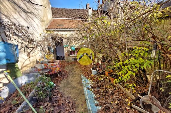 MAISON AVEC COUR et JARDIN