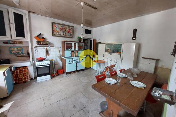 MAISON AVEC COUR et JARDIN