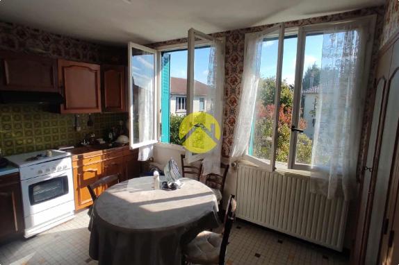 Maison élevée sur sous sol