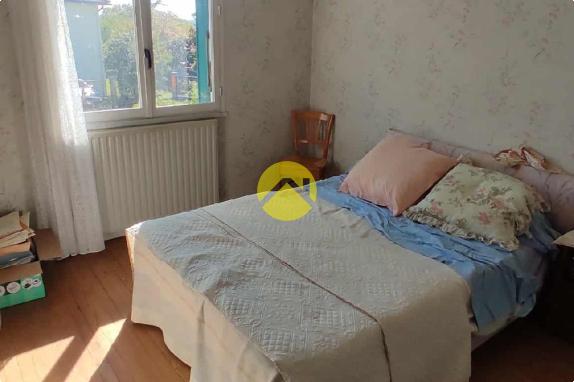 Maison élevée sur sous sol