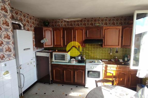 Maison élevée sur sous sol