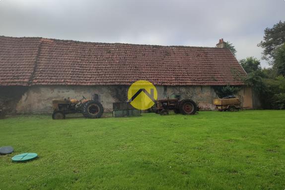 MAISON ANCIENNE AVEC GRAND TERRAIN