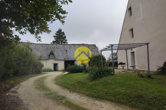MAISON ANCIENNE AVEC GRAND TERRAIN