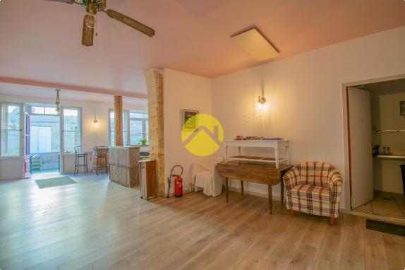 Immeuble au centre de Cadouin