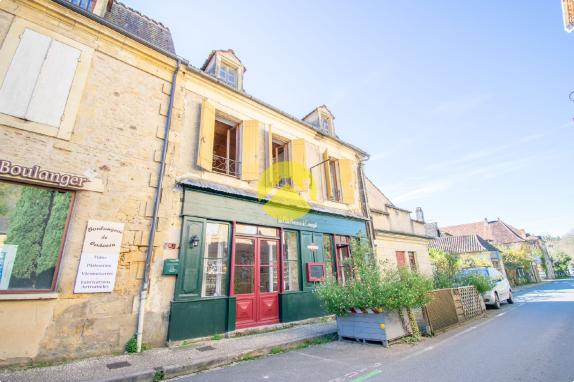 Immeuble au centre de Cadouin