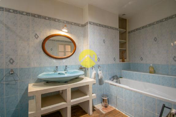 Immeuble au centre de Cadouin