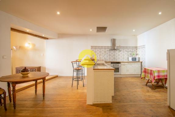 Immeuble au centre de Cadouin