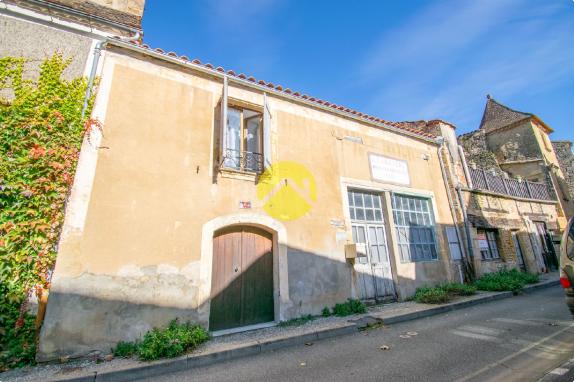 Immeuble au centre de Cadouin