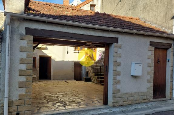 MAISON DE VILLAGE AVEC COUR