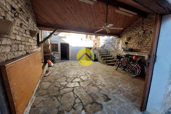 MAISON DE VILLAGE AVEC COUR