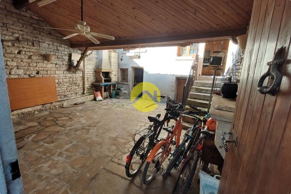 MAISON DE VILLAGE AVEC COUR