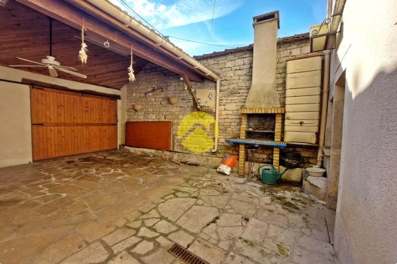 MAISON DE VILLAGE AVEC COUR