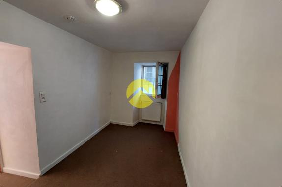 MAISON DE VILLAGE AVEC COUR