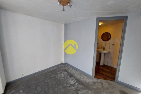 MAISON DE VILLAGE AVEC COUR