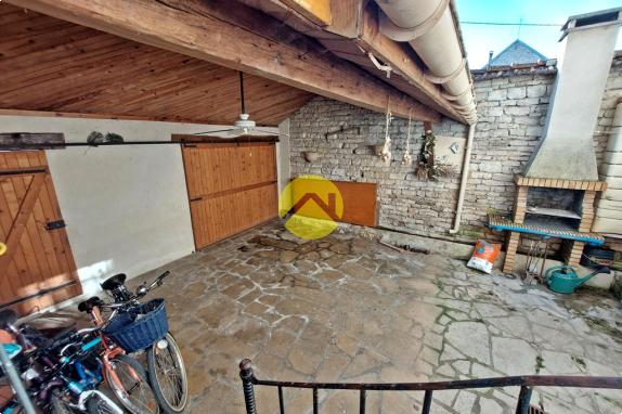 MAISON DE VILLAGE AVEC COUR