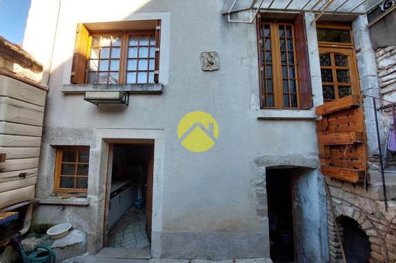 MAISON DE VILLAGE AVEC COUR