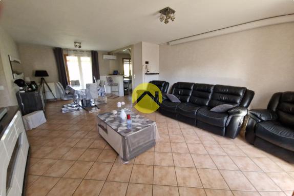 POSEZ VOS VALISES DANS CE PAVILLON 