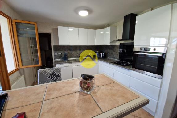 POSEZ VOS VALISES DANS CE PAVILLON 