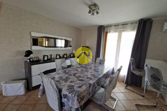 POSEZ VOS VALISES DANS CE PAVILLON 