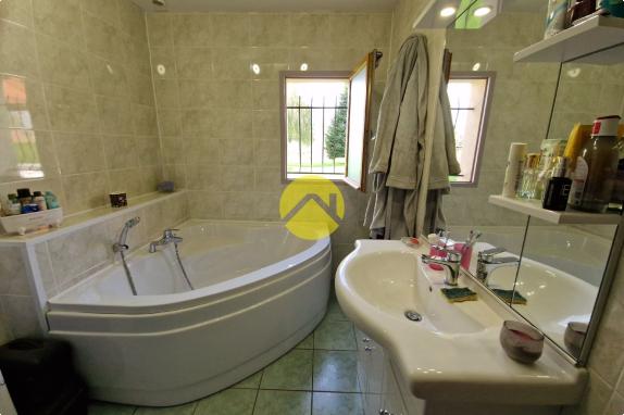 POSEZ VOS VALISES DANS CE PAVILLON 