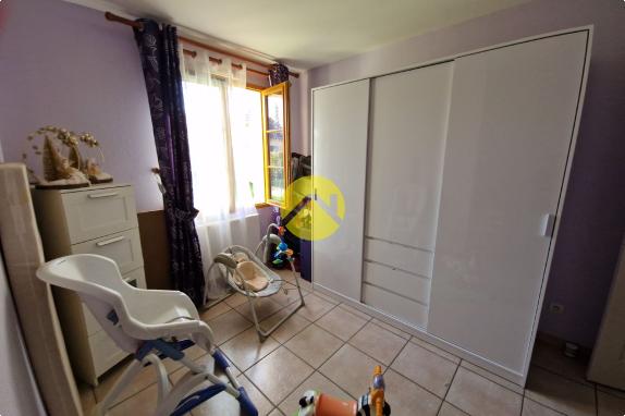 POSEZ VOS VALISES DANS CE PAVILLON 