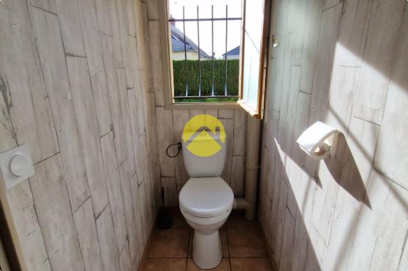 POSEZ VOS VALISES DANS CE PAVILLON 