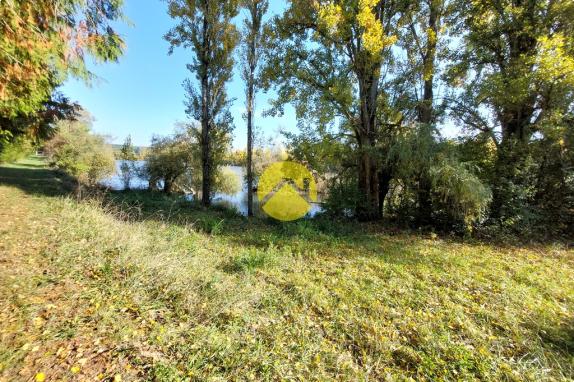 ETANG CLOS AVEC TERRAIN AUTOUR