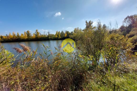 ETANG CLOS AVEC TERRAIN AUTOUR