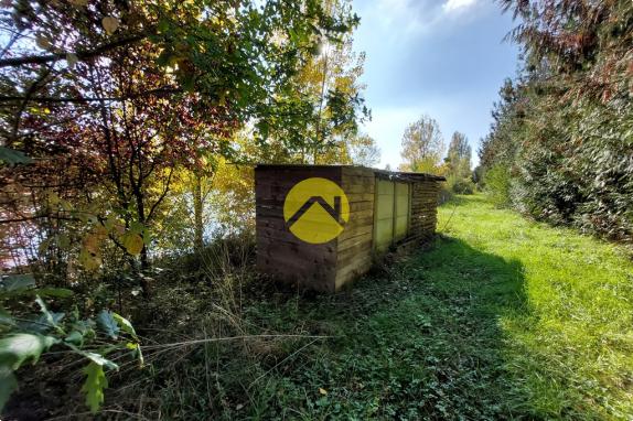 ETANG CLOS AVEC TERRAIN AUTOUR