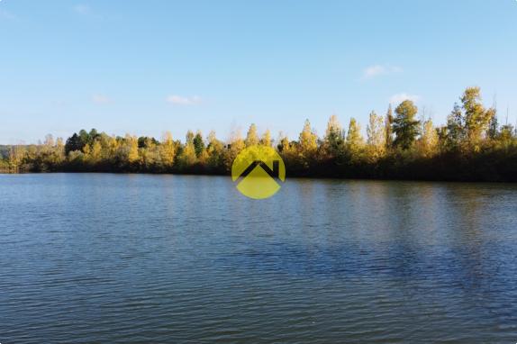 ETANG CLOS AVEC TERRAIN AUTOUR