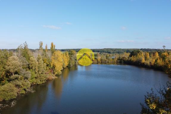 ETANG CLOS AVEC TERRAIN AUTOUR