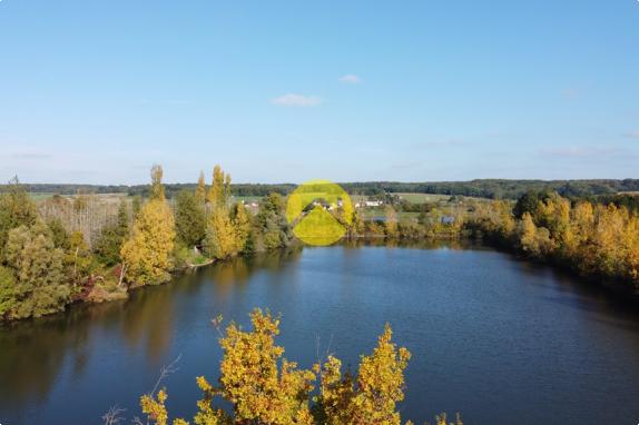 ETANG CLOS AVEC TERRAIN AUTOUR