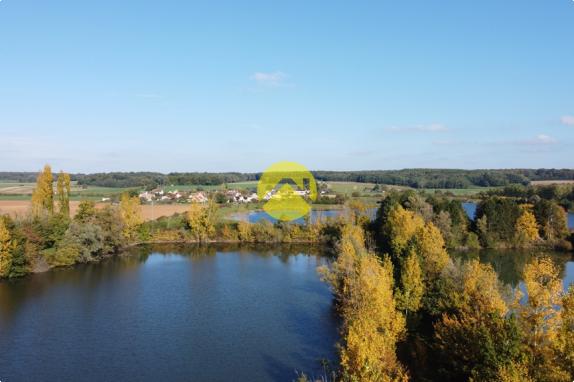 ETANG CLOS AVEC TERRAIN AUTOUR