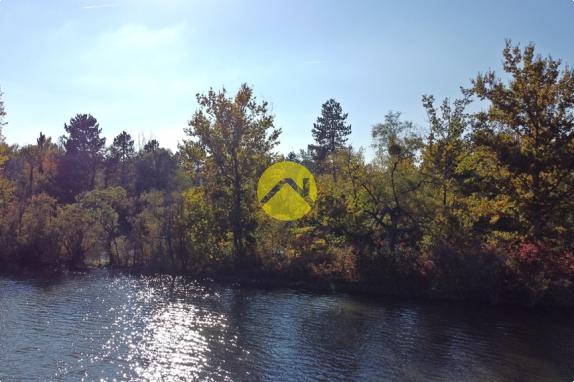 ETANG CLOS AVEC TERRAIN AUTOUR