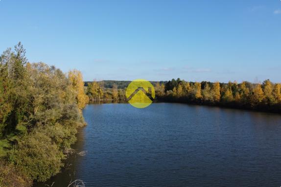 ETANG CLOS AVEC TERRAIN AUTOUR